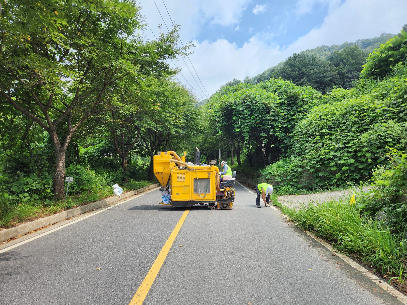 지방도 그루빙 · 장비 2대 동시 투입